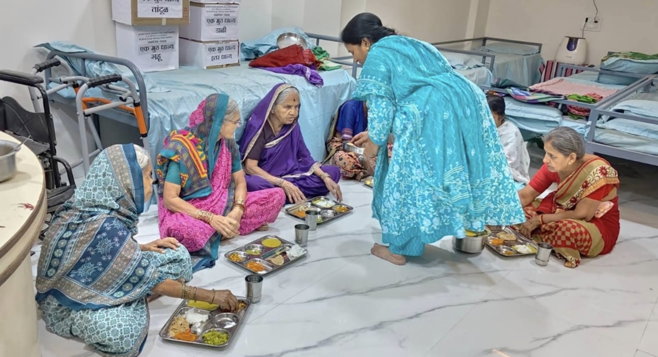 माई वृद्धाश्रमातील स्वयंपाकघर व आहार व्यवस्था