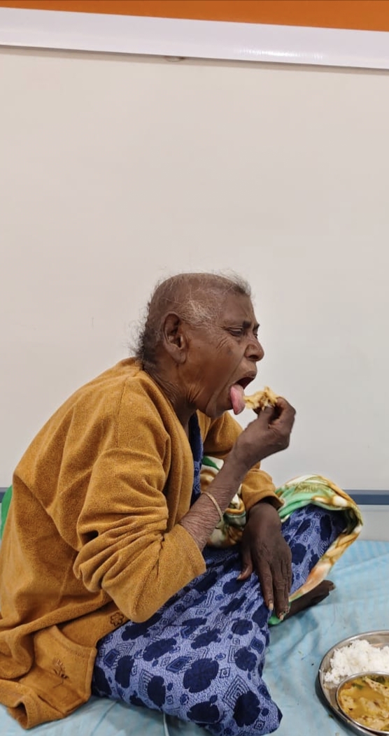 माई वृद्धाश्रमातील माता